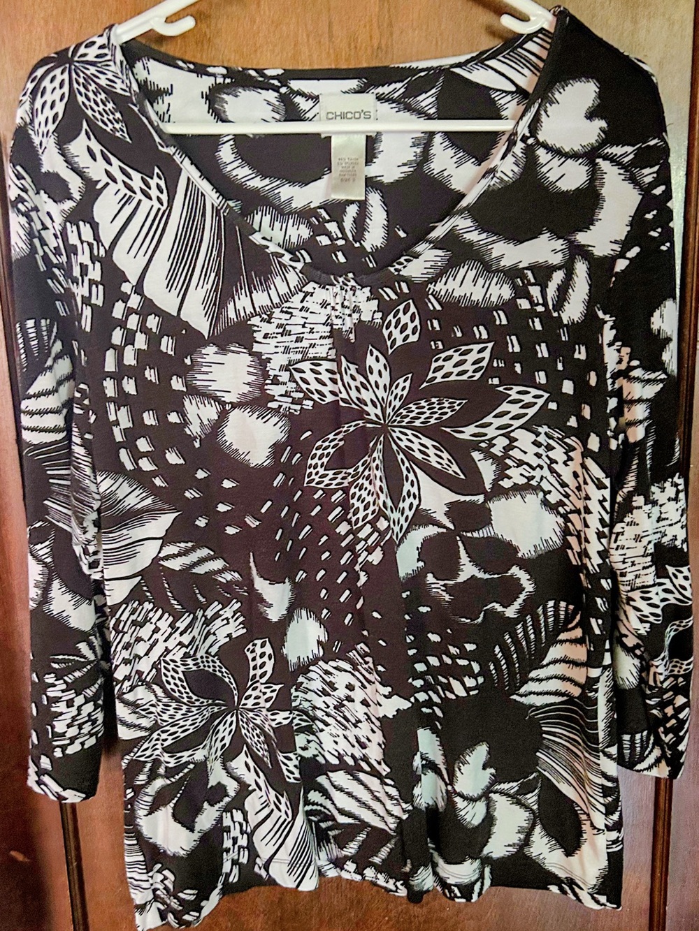 Chico's Black & White Floral V-Neck Long Sleeve Top. Very lightweight